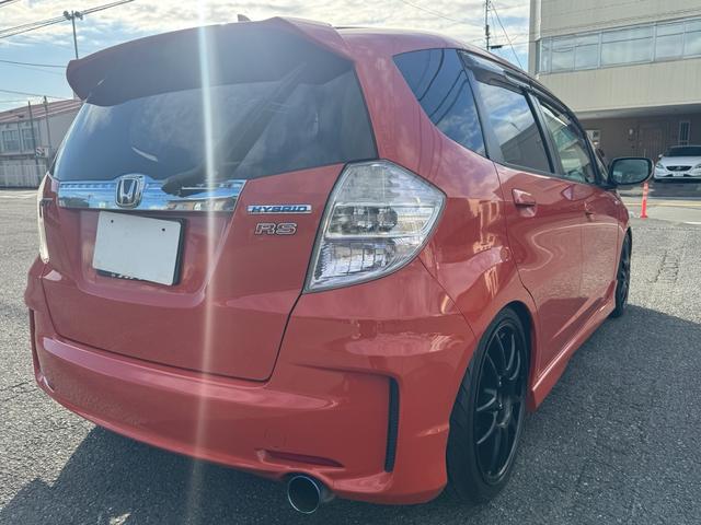 フィットハイブリッド ＲＳ　ファインスタイル　６速マニュアル　９インチナビ　ＥＴＣ　テイン車高調　ワークエモーション１７インチアルミ　社外マフラー（5枚目）