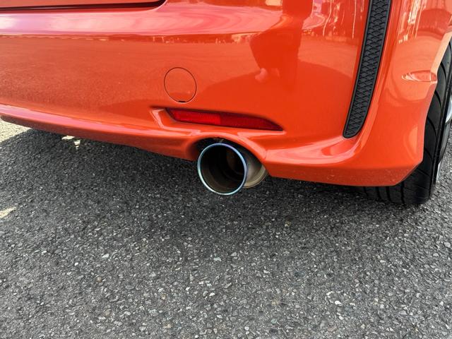 フィットハイブリッド ＲＳ　ファインスタイル　６速マニュアル　９インチナビ　ＥＴＣ　テイン車高調　ワークエモーション１７インチアルミ　社外マフラー（6枚目）