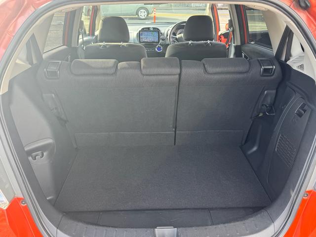 フィットハイブリッド ＲＳ　ファインスタイル　６速マニュアル　９インチナビ　ＥＴＣ　テイン車高調　ワークエモーション１７インチアルミ　社外マフラー（12枚目）