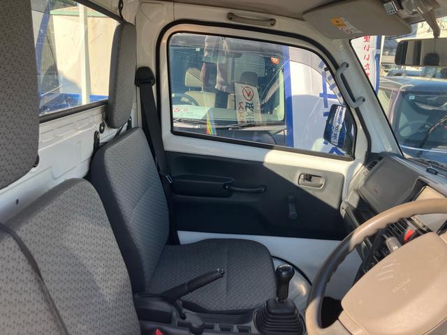 キャリイトラック 　４ＷＤ　５速マニュアル　エアコン　パワーステアリング　ナビ　エアバッグ　ドアバイザー　フロアゴムマット　軽トラック　ゲートプロテクター（3枚目）
