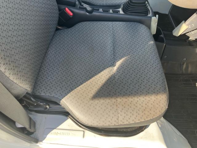 キャリイトラック 　４ＷＤ　５速マニュアル　エアコン　パワーステアリング　ナビ　エアバッグ　ドアバイザー　フロアゴムマット　軽トラック　ゲートプロテクター（4枚目）