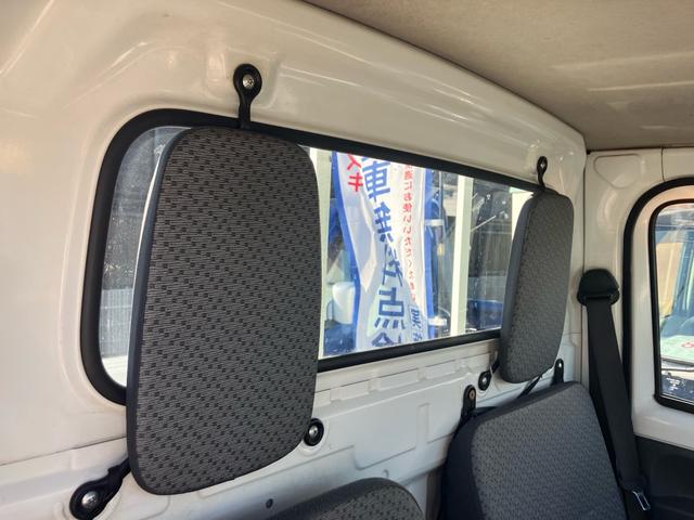 キャリイトラック 　４ＷＤ　５速マニュアル　エアコン　パワーステアリング　ナビ　エアバッグ　ドアバイザー　フロアゴムマット　軽トラック　ゲートプロテクター（5枚目）