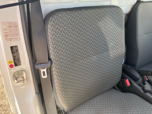 キャリイトラック 　４ＷＤ　５速マニュアル　エアコン　パワーステアリング　ナビ　エアバッグ　ドアバイザー　フロアゴムマット　軽トラック　ゲートプロテクター（6枚目）
