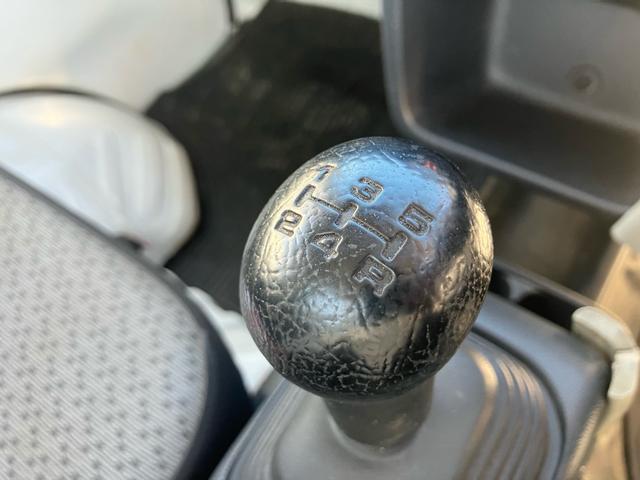 キャリイトラック 　４ＷＤ　５速マニュアル　エアコン　パワーステアリング　ナビ　エアバッグ　ドアバイザー　フロアゴムマット　軽トラック　ゲートプロテクター（9枚目）