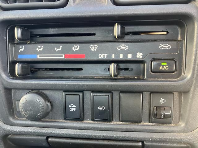 キャリイトラック 　４ＷＤ　５速マニュアル　エアコン　パワーステアリング　ナビ　エアバッグ　ドアバイザー　フロアゴムマット　軽トラック　ゲートプロテクター（10枚目）