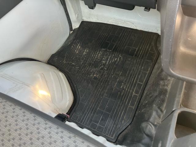 キャリイトラック 　４ＷＤ　５速マニュアル　エアコン　パワーステアリング　ナビ　エアバッグ　ドアバイザー　フロアゴムマット　軽トラック　ゲートプロテクター（13枚目）
