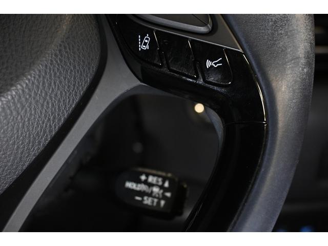 車線逸脱警報機能搭載！うっかり車線をはみ出しそうになったとき警報します。レーダークルーズコントロール装備で高速道路での長距離移動にあると便利です。