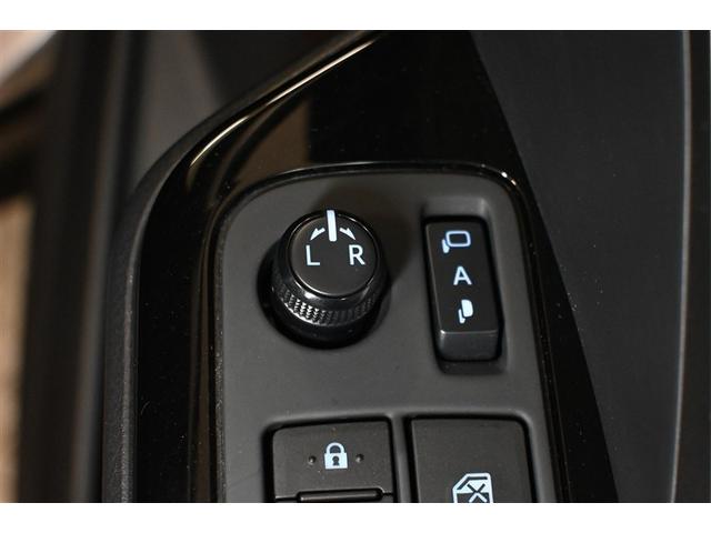 狭い場所も苦になりません。電動格納ドアミラー装備。