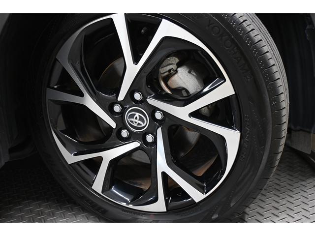 純正アルミホイールはデザインも良く精度は高め。走行安定性がとてもいいんです。