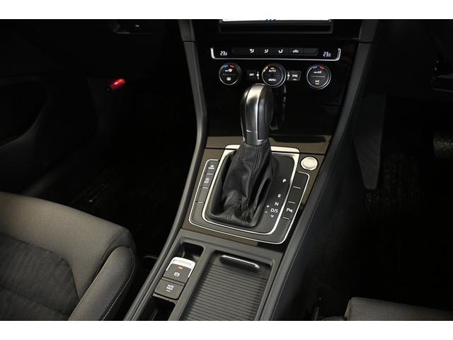 左右で温度調整の出来るデュアルオートエアコン完備☆快適な車内空間で会話も弾みます♪