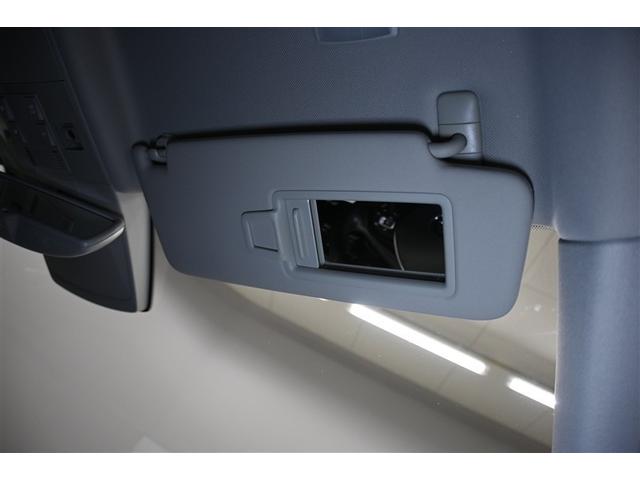 身だしなみも整えられるバニティミラーつきサンバイザーを装備！