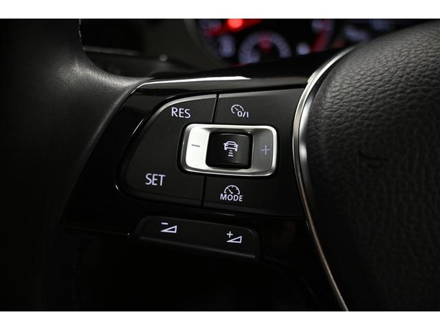 レーダークルーズコントロール装備で高速道路での長距離移動にあると便利です。