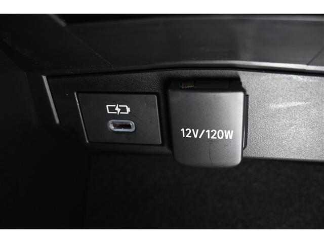 カローラツーリング ハイブリッド　ダブルバイビー　ハイブリッド　衝突被害軽減システム　オートクルーズコントロール　ＬＥＤヘッドランプ　１００Ｖ電源　メモリーナビ　バックカメラ　ＥＴＣ　ドラレコ　フルセグ　ミュージックプレイヤー接続可　アルミホイール（17枚目）