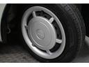 足元を飾るお洒落な純正フルホイールキャップ。