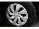 足元を飾るお洒落な純正フルホイールキャップ。