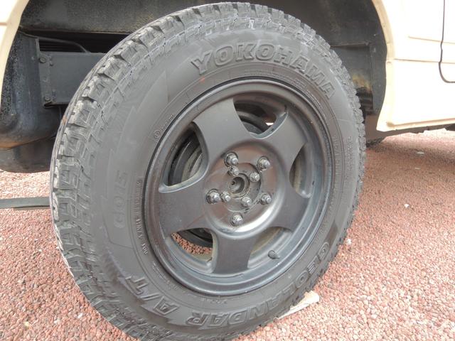 ジムニー ランドベンチャー　オールペイントベージュ・オートマチック・Ｆ＆Ｒショートバンパー・純正１６ＡＷマッドブラック仕様＆ジオランダー・ウッドステアリング・カロッツェリアＣＤ＆ＵＳＢ（20枚目）