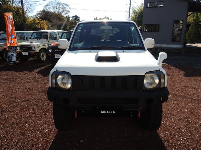 ジムニー ＦＩＳフリースタイルワールドカップリミテッド　特別仕様車　５速マニュアル　リフトアップＫＩＴ　社外１６ＡＷ　ヨコハマジオランダータイヤ　Ｆショートバンパー　アンダーガード　ＬＥＤヘッドライト　シートヒーター　ＭＯＭＯステアリング　Ｔチェーン式（3枚目）