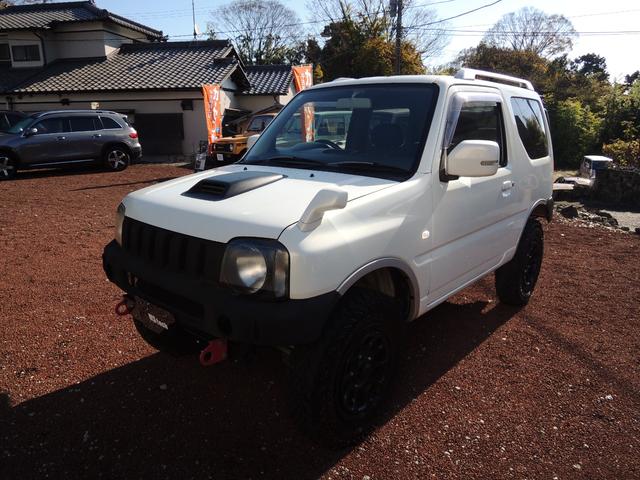 ジムニー ＦＩＳフリースタイルワールドカップリミテッド　特別仕様車　５速マニュアル　リフトアップＫＩＴ　社外１６ＡＷ　ヨコハマジオランダータイヤ　Ｆショートバンパー　アンダーガード　ＬＥＤヘッドライト　シートヒーター　ＭＯＭＯステアリング　Ｔチェーン式（4枚目）