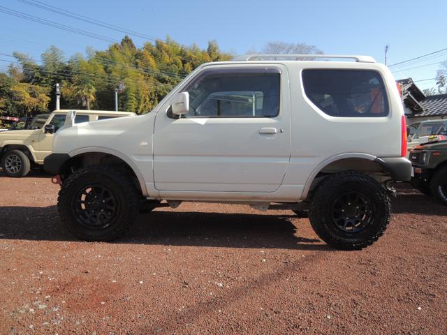 ジムニー ＦＩＳフリースタイルワールドカップリミテッド　特別仕様車　５速マニュアル　リフトアップＫＩＴ　社外１６ＡＷ　ヨコハマジオランダータイヤ　Ｆショートバンパー　アンダーガード　ＬＥＤヘッドライト　シートヒーター　ＭＯＭＯステアリング　Ｔチェーン式（5枚目）