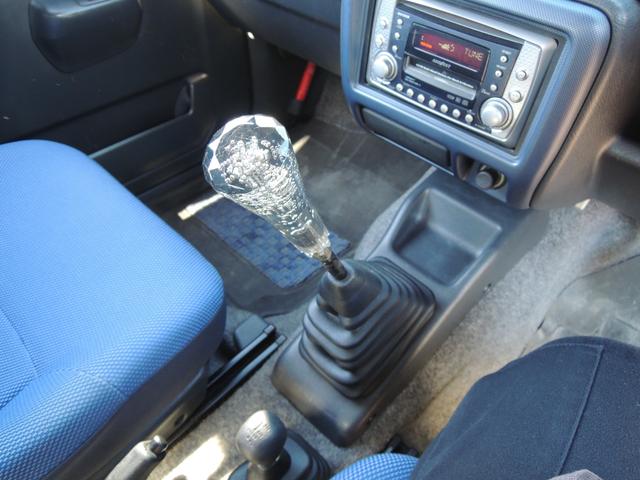 ジムニー ＦＩＳフリースタイルワールドカップリミテッド　特別仕様車　５速マニュアル　リフトアップＫＩＴ　社外１６ＡＷ　ヨコハマジオランダータイヤ　Ｆショートバンパー　アンダーガード　ＬＥＤヘッドライト　シートヒーター　ＭＯＭＯステアリング　Ｔチェーン式（13枚目）