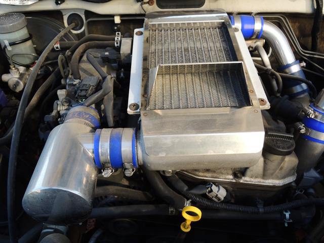 ジムニー ＦＩＳフリースタイルワールドカップリミテッド　特別仕様車　５速マニュアル　リフトアップＫＩＴ　社外１６ＡＷ　ヨコハマジオランダータイヤ　Ｆショートバンパー　アンダーガード　ＬＥＤヘッドライト　シートヒーター　ＭＯＭＯステアリング　Ｔチェーン式（16枚目）