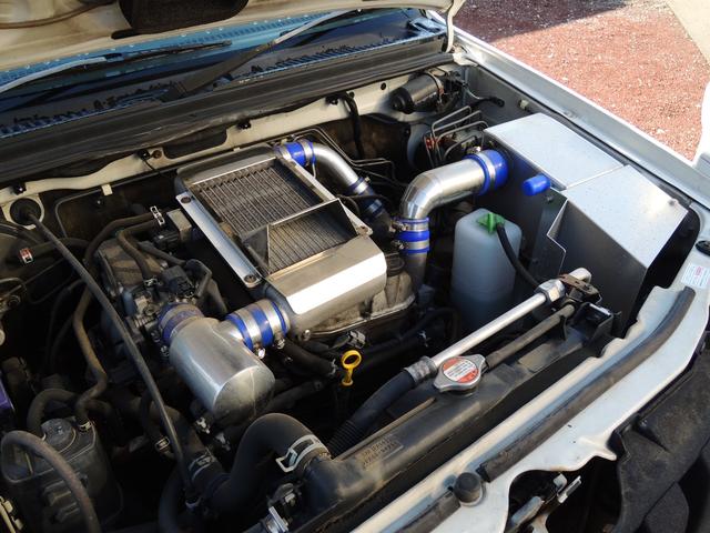 ジムニー ＦＩＳフリースタイルワールドカップリミテッド　特別仕様車　５速マニュアル　リフトアップＫＩＴ　社外１６ＡＷ　ヨコハマジオランダータイヤ　Ｆショートバンパー　アンダーガード　ＬＥＤヘッドライト　シートヒーター　ＭＯＭＯステアリング　Ｔチェーン式（17枚目）