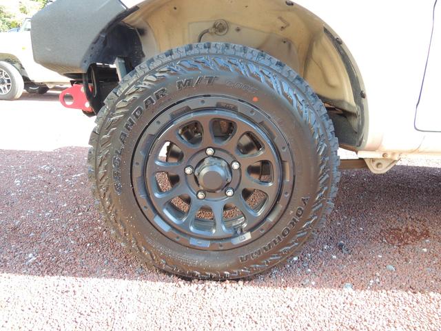 ジムニー ＦＩＳフリースタイルワールドカップリミテッド　特別仕様車　５速マニュアル　リフトアップＫＩＴ　社外１６ＡＷ　ヨコハマジオランダータイヤ　Ｆショートバンパー　アンダーガード　ＬＥＤヘッドライト　シートヒーター　ＭＯＭＯステアリング　Ｔチェーン式（19枚目）