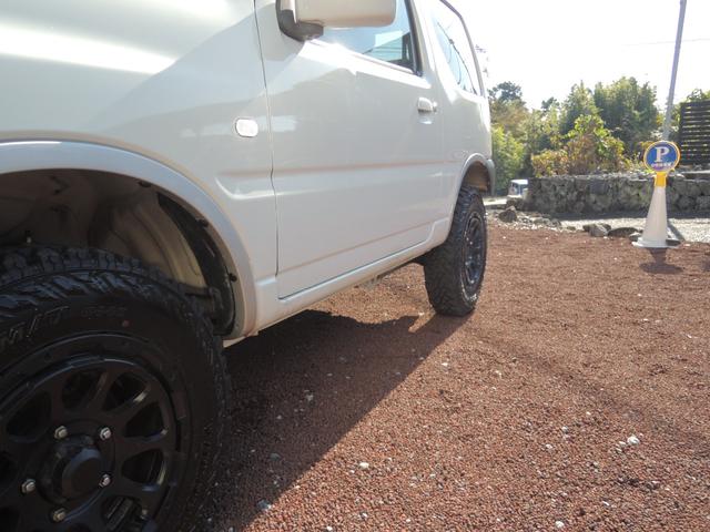 ジムニー ＦＩＳフリースタイルワールドカップリミテッド　特別仕様車　５速マニュアル　リフトアップＫＩＴ　社外１６ＡＷ　ヨコハマジオランダータイヤ　Ｆショートバンパー　アンダーガード　ＬＥＤヘッドライト　シートヒーター　ＭＯＭＯステアリング　Ｔチェーン式（24枚目）