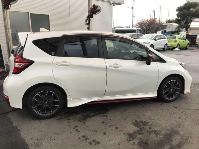 ノート ニスモ　スマートキー　ブレーキサポート　横滑防止　アイドリングストップ　オートライト　オートミラー　純正ナビＭＭ３１８Ｄ－Ｗ（ＣＤ／ＤＶＤ／ＳＤ／ＢＴオーディオ／ＭＳ）　アラウンドビューモニター（4枚目）