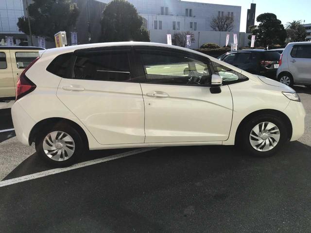 フィット １３Ｇ・Ｆパッケージ　スマートキー　アイドリングストップ　横滑防止　純正ナビＶＸＭ－１６４ＣＳｉ（ＣＤ／ＢＴオーディオ／ＡＭＦＭ／ワンセグ）　バックカメラ　ＥＴＣ　オートライト　オートミラー（4枚目）