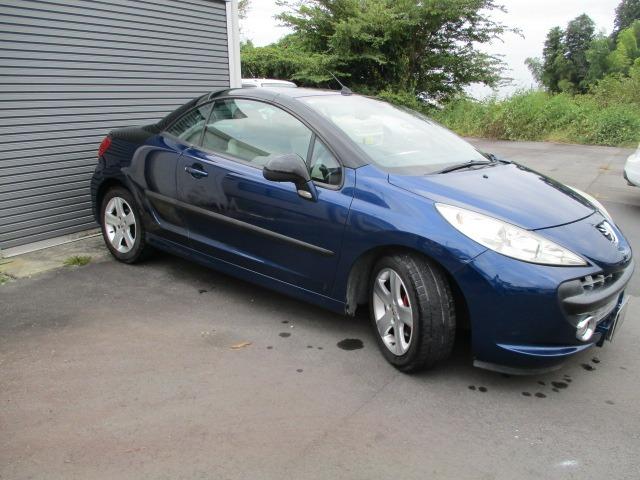 ２０７ ＣＣ　ＧＴ　ＣＣ　ＧＴ　５速ＭＴ　ターボ　電動オープン　本革　シートヒーター左右独立フルオートＡＣ　ＣＤ　ＥＴＣインフォメーションディスプレイ　オートライト　スーパースプリントマフラー　レッドキャリパー　１６ＡＷ（3枚目）