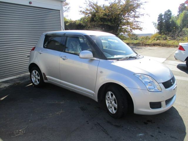 スイフト １．３ＸＧ　４ＷＤ　５速マニュアル　ナビ　ＣＤ／ＤＶＤ　オートエアコン　フロント左右シートヒーター　ワイパーデアイサー　ヒーテッドドアミラー　純正セキュリティ　スマートキー　キーフリー　１４インチＡＷ（3枚目）