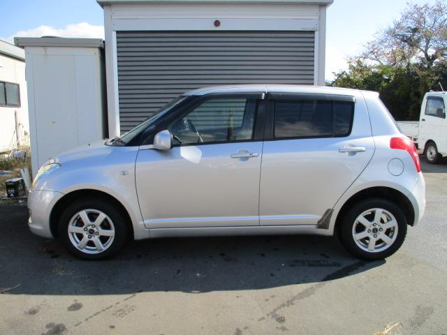スイフト １．３ＸＧ　４ＷＤ　５速マニュアル　ナビ　ＣＤ／ＤＶＤ　オートエアコン　フロント左右シートヒーター　ワイパーデアイサー　ヒーテッドドアミラー　純正セキュリティ　スマートキー　キーフリー　１４インチＡＷ（4枚目）