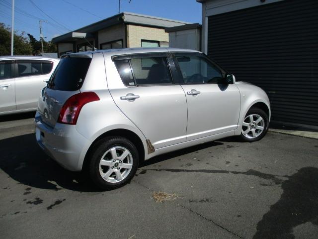 スイフト １．３ＸＧ　４ＷＤ　５速マニュアル　ナビ　ＣＤ／ＤＶＤ　オートエアコン　フロント左右シートヒーター　ワイパーデアイサー　ヒーテッドドアミラー　純正セキュリティ　スマートキー　キーフリー　１４インチＡＷ（6枚目）
