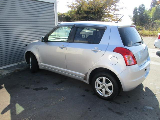 スイフト １．３ＸＧ　４ＷＤ　５速マニュアル　ナビ　ＣＤ／ＤＶＤ　オートエアコン　フロント左右シートヒーター　ワイパーデアイサー　ヒーテッドドアミラー　純正セキュリティ　スマートキー　キーフリー　１４インチＡＷ（7枚目）