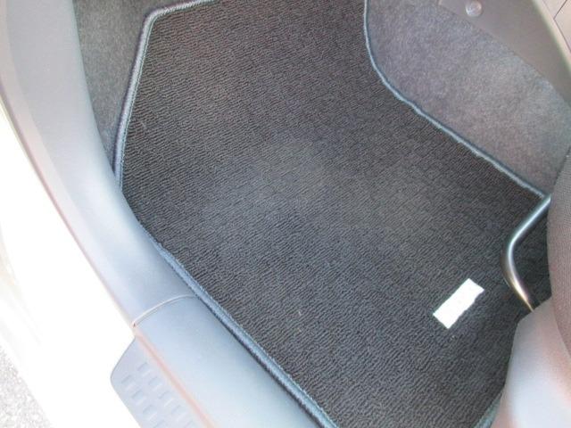 スイフト １．３ＸＧ　４ＷＤ　５速マニュアル　ナビ　ＣＤ／ＤＶＤ　オートエアコン　フロント左右シートヒーター　ワイパーデアイサー　ヒーテッドドアミラー　純正セキュリティ　スマートキー　キーフリー　１４インチＡＷ（33枚目）