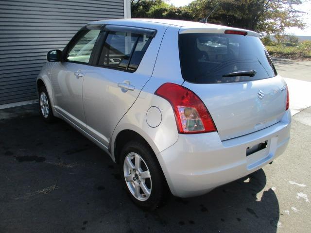 スイフト １．３ＸＧ　４ＷＤ　５速マニュアル　ナビ　ＣＤ／ＤＶＤ　オートエアコン　フロント左右シートヒーター　ワイパーデアイサー　ヒーテッドドアミラー　純正セキュリティ　スマートキー　キーフリー　１４インチＡＷ（46枚目）