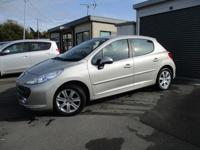 ２０７ ベースグレード　５速アニュアル　左右独立フルオートエアコン　６エアバック　ＡＢＳ　ＥＳＰ　キーレス　純正ＣＤオーディオ　インフォメーションディスプレイ　ウィンカードドアミラー　１６インチアルミ（2枚目）