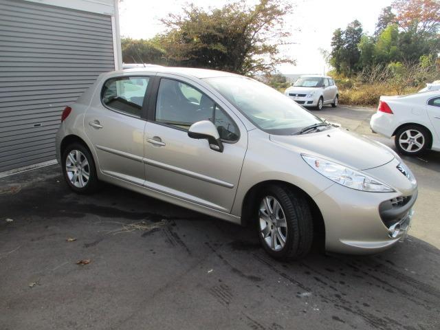 ２０７ ベースグレード　５速アニュアル　左右独立フルオートエアコン　６エアバック　ＡＢＳ　ＥＳＰ　キーレス　純正ＣＤオーディオ　インフォメーションディスプレイ　ウィンカードドアミラー　１６インチアルミ（3枚目）