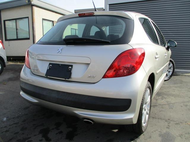 ２０７ ベースグレード　５速アニュアル　左右独立フルオートエアコン　６エアバック　ＡＢＳ　ＥＳＰ　キーレス　純正ＣＤオーディオ　インフォメーションディスプレイ　ウィンカードドアミラー　１６インチアルミ（5枚目）