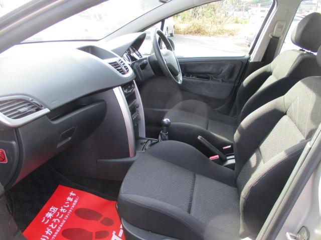 ２０７ ベースグレード　５速アニュアル　左右独立フルオートエアコン　６エアバック　ＡＢＳ　ＥＳＰ　キーレス　純正ＣＤオーディオ　インフォメーションディスプレイ　ウィンカードドアミラー　１６インチアルミ（11枚目）