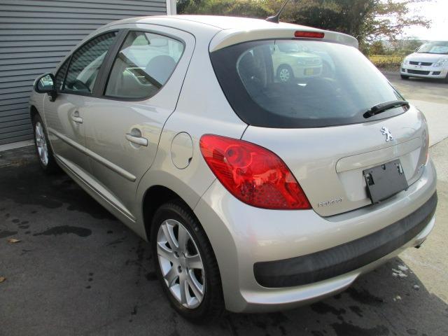 ２０７ ベースグレード　５速アニュアル　左右独立フルオートエアコン　６エアバック　ＡＢＳ　ＥＳＰ　キーレス　純正ＣＤオーディオ　インフォメーションディスプレイ　ウィンカードドアミラー　１６インチアルミ（41枚目）