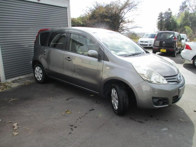 ノート １６Ｘ　５速マニュアル　純正オプションナビフルセグＴＶ　ＣＤ／ＤＶＤブルートゥース前後クリアランスソナー　ＷエアバックＡＢＳインテリジェントキーキーフリーヘッドライトレベライザードアバイザープライバシーガラス（3枚目）