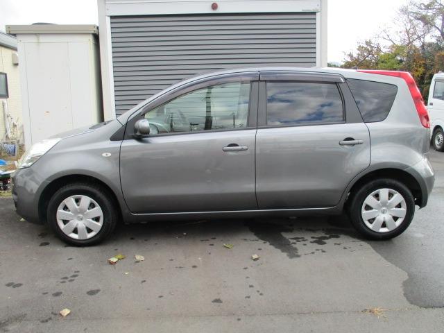 ノート １６Ｘ　５速マニュアル　純正オプションナビフルセグＴＶ　ＣＤ／ＤＶＤブルートゥース前後クリアランスソナー　ＷエアバックＡＢＳインテリジェントキーキーフリーヘッドライトレベライザードアバイザープライバシーガラス（4枚目）