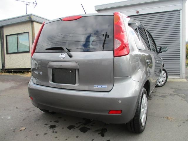 ノート １６Ｘ　５速マニュアル　純正オプションナビフルセグＴＶ　ＣＤ／ＤＶＤブルートゥース前後クリアランスソナー　ＷエアバックＡＢＳインテリジェントキーキーフリーヘッドライトレベライザードアバイザープライバシーガラス（5枚目）