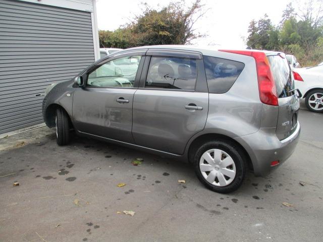 ノート １６Ｘ　５速マニュアル　純正オプションナビフルセグＴＶ　ＣＤ／ＤＶＤブルートゥース前後クリアランスソナー　ＷエアバックＡＢＳインテリジェントキーキーフリーヘッドライトレベライザードアバイザープライバシーガラス（7枚目）