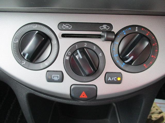 ノート １６Ｘ　５速マニュアル　純正オプションナビフルセグＴＶ　ＣＤ／ＤＶＤブルートゥース前後クリアランスソナー　ＷエアバックＡＢＳインテリジェントキーキーフリーヘッドライトレベライザードアバイザープライバシーガラス（14枚目）