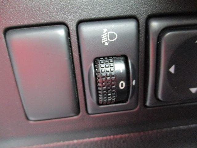 ノート １６Ｘ　５速マニュアル　純正オプションナビフルセグＴＶ　ＣＤ／ＤＶＤブルートゥース前後クリアランスソナー　ＷエアバックＡＢＳインテリジェントキーキーフリーヘッドライトレベライザードアバイザープライバシーガラス（18枚目）