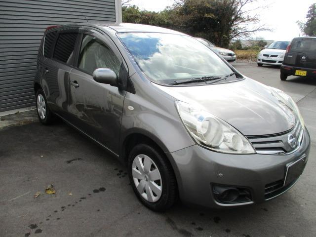 ノート １６Ｘ　５速マニュアル　純正オプションナビフルセグＴＶ　ＣＤ／ＤＶＤブルートゥース前後クリアランスソナー　ＷエアバックＡＢＳインテリジェントキーキーフリーヘッドライトレベライザードアバイザープライバシーガラス（42枚目）