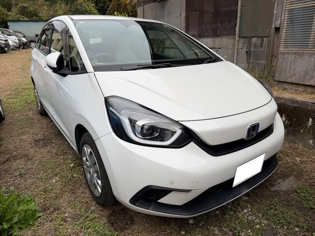 フィット ｅ：ＨＥＶベーシック　カーナビ　バックカメラ　ＥＴＣ　ドライブレコーダー　オートライト（4枚目）